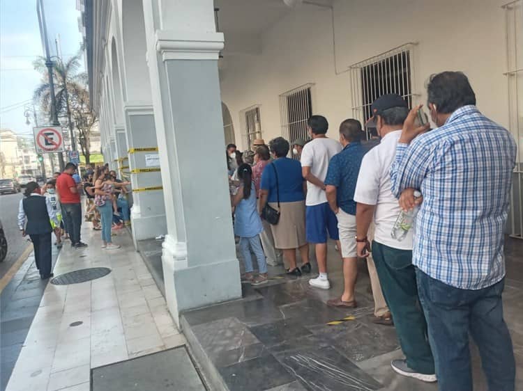 Veracruzanos se aglomeran en el Edificio Trigueros para emitir su voto