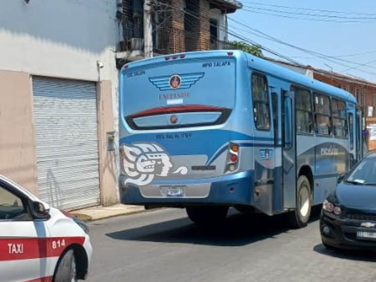 Pepenador es atropellado por autobús en calles de Coatepec