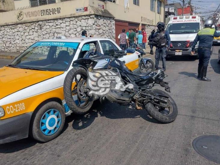Chocan motopatrulleros contra taxi en calles de Córdoba