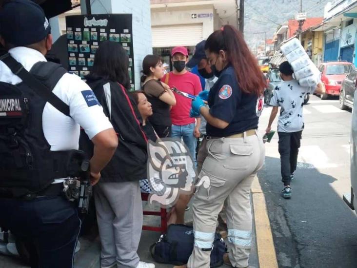 Chocan taxi y camión en Orizaba; una mujer lesionada