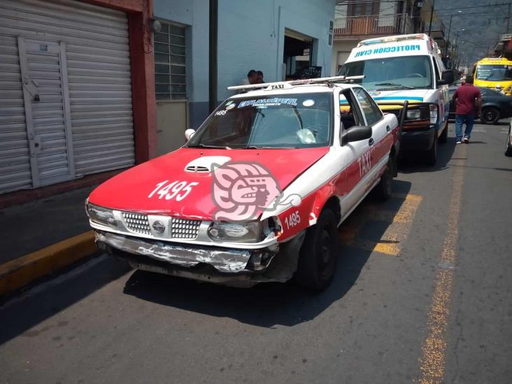 Chocan taxi y camión en Orizaba; una mujer lesionada