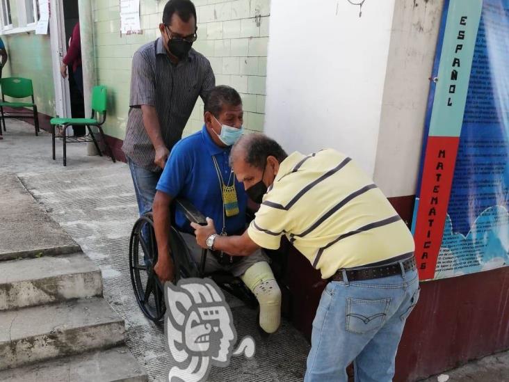 La gente acudió a votar hasta con tanque de oxígeno