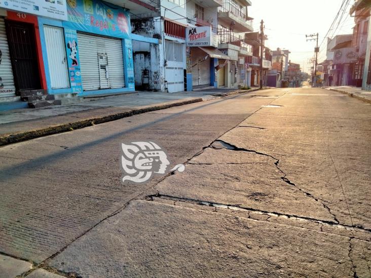 Calle Poeta, en Xalapa, llena de baches y hundimientos; conductores urgen reparación