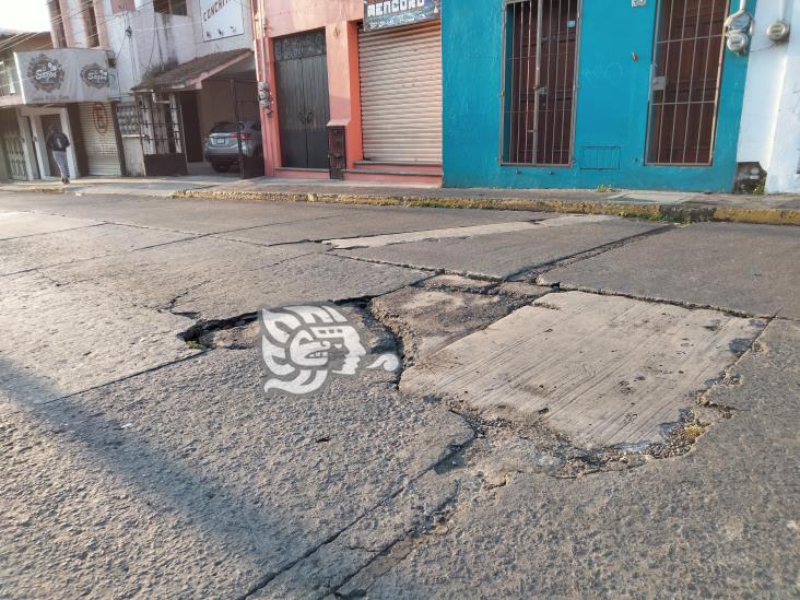 Calle Poeta, en Xalapa, llena de baches y hundimientos; conductores urgen reparación