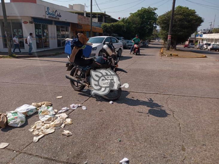 Arrolla camioneta a mototortillero en Coatzacoalcos