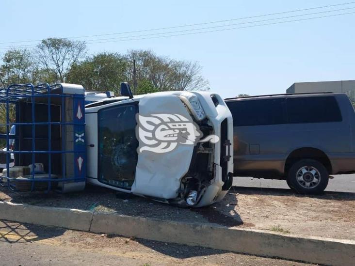 Choque y volcadura en la carretera Sayula de Alemán - Acayucan