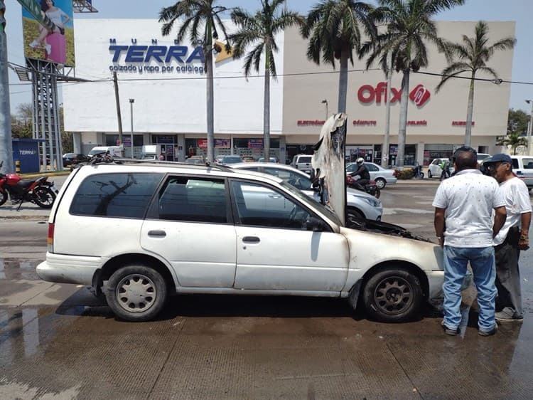 Se incendia vehículo en la avenida Díaz Mirón, en Veracruz