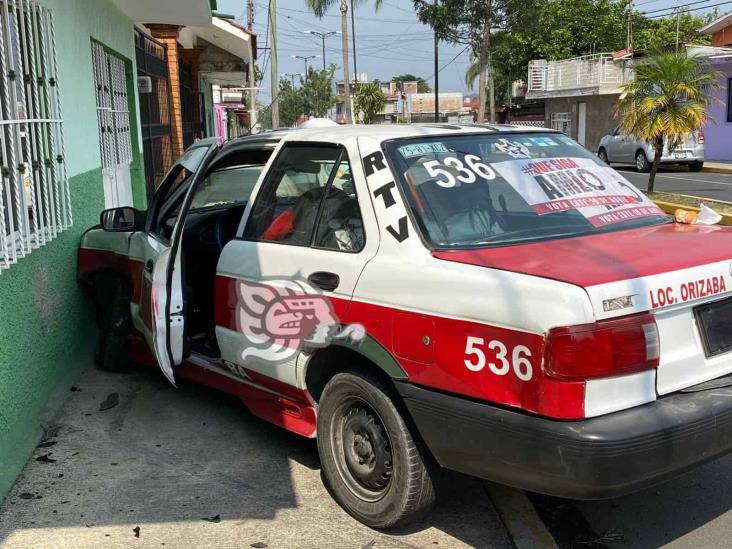 Por viajar a exceso de velocidad, choca taxi contra automóvil en Orizaba