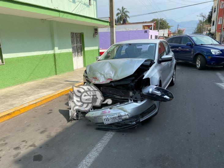 Por viajar a exceso de velocidad, choca taxi contra automóvil en Orizaba