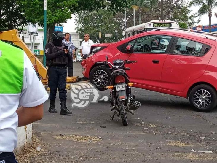 Automovilista choca contra motociclista en avenida Ignacio de la Llave, en Xalapa
