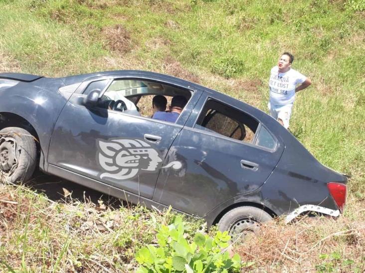 Automóvil se fue a barranco de la autopista Acayucan-Isla