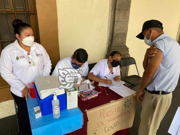 Vacunación vs covid llega a los bajos del Palacio de Gobierno, en Xalapa