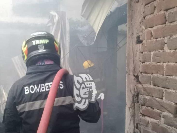 Casa es consumida por el fuego en la Carolino Anaya, en Xalapa