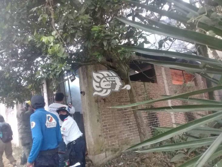 Casa es consumida por el fuego en la Carolino Anaya, en Xalapa