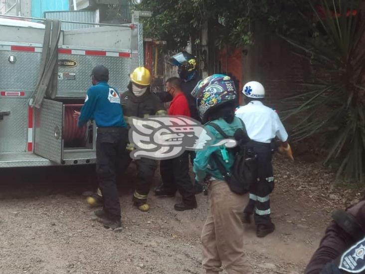 Casa es consumida por el fuego en la Carolino Anaya, en Xalapa