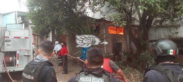 Casa es consumida por el fuego en la Carolino Anaya, en Xalapa