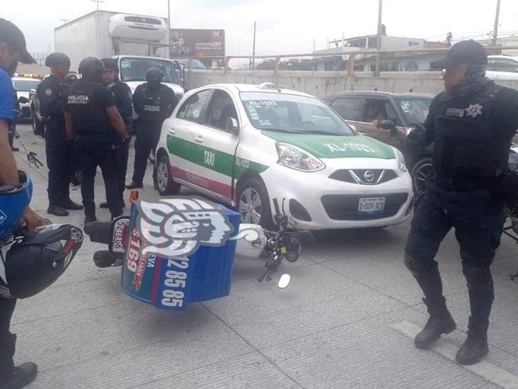 Repartidor de pizza herido tras ser embestido por un taxi en Xalapa