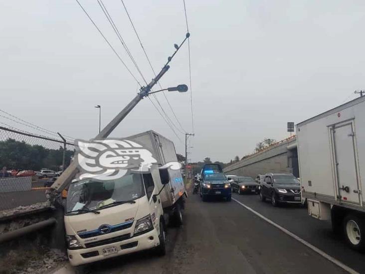 Camión derribó poste de CFE en Lázaro Cárdenas de Xalapa; hay corto en líneas
