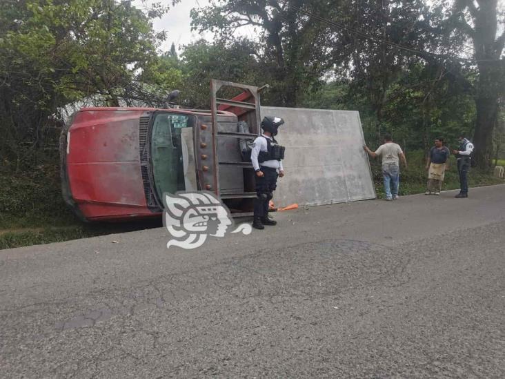 Vuelca camioneta en carretera a San Andrés Tlalnelhuayocan