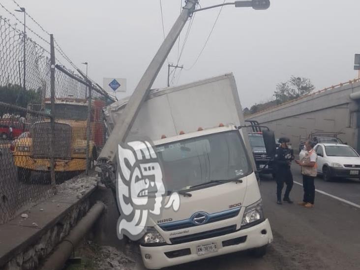Camión derribó poste de CFE en Lázaro Cárdenas de Xalapa; hay corto en líneas