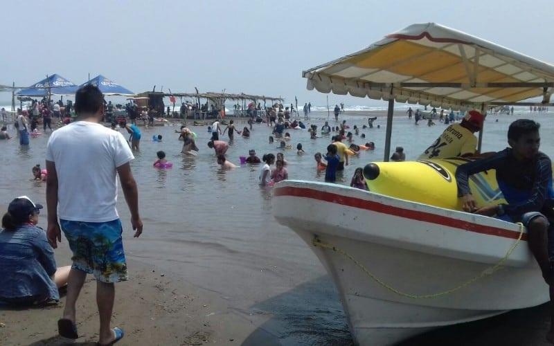 Rescatan a turistas en playas de Veracruz, estuvieron a punto de ahogarse