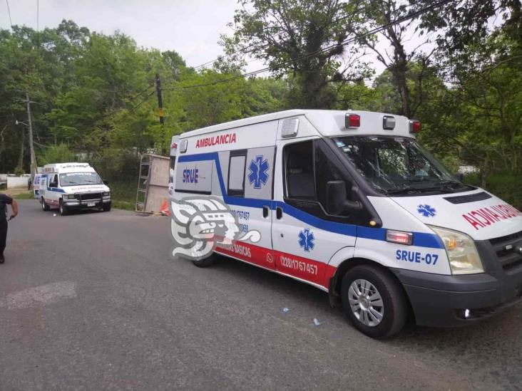 Vuelca camioneta en carretera a San Andrés Tlalnelhuayocan