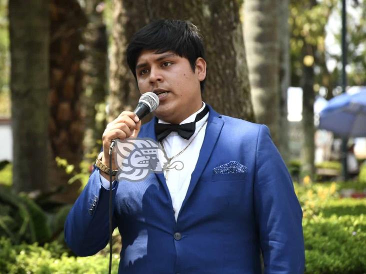 Daniel Antonio, el ‘príncipe’ que canta en las calles de Xalapa