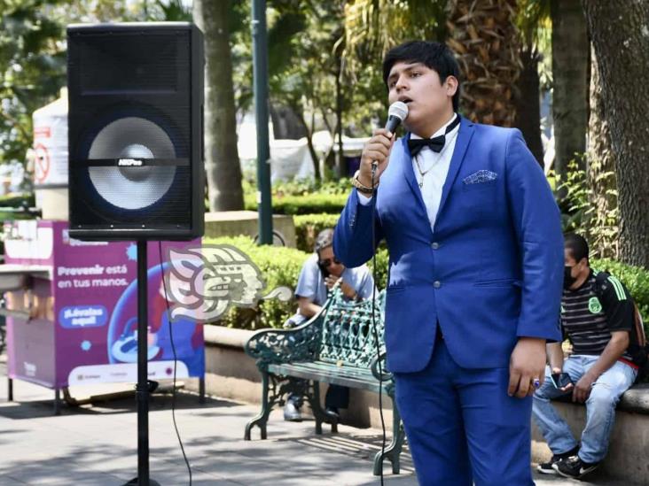 Daniel Antonio, el ‘príncipe’ que canta en las calles de Xalapa