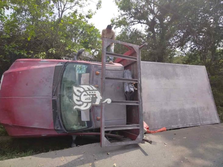 Vuelca camioneta en carretera a San Andrés Tlalnelhuayocan