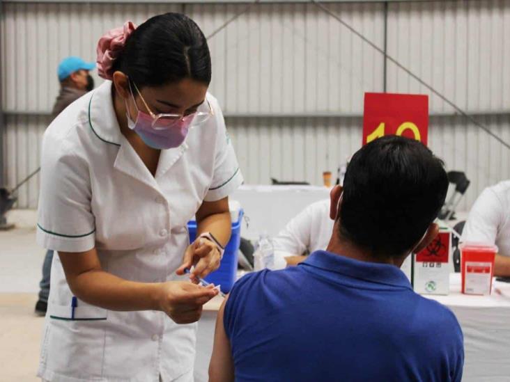 Llevan a cabo IMSS Veracruz Norte vacunación intensiva contra covid en abril
