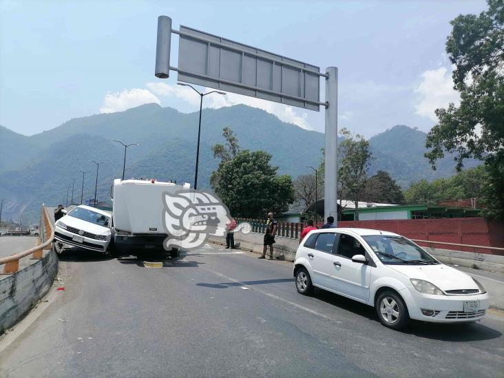 Tráiler se lleva ‘de corbata’ a dos autos en puente de Río Blanco