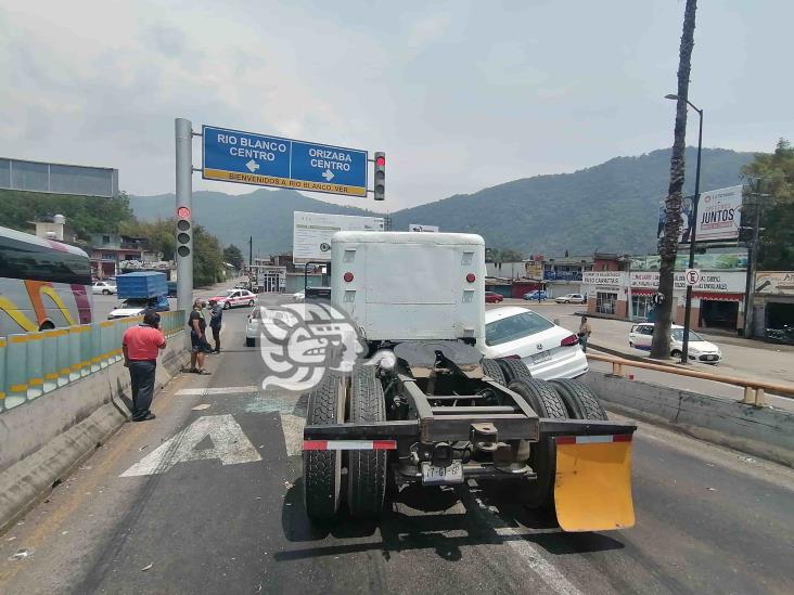 Tráiler se lleva ‘de corbata’ a dos autos en puente de Río Blanco