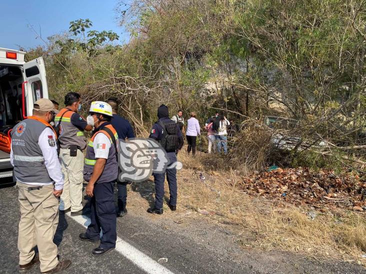 Familia proveniente de Perote sufre percance en la carretera libre Xalapa-Veracruz