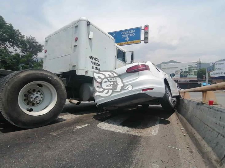 Tráiler se lleva ‘de corbata’ a dos autos en puente de Río Blanco