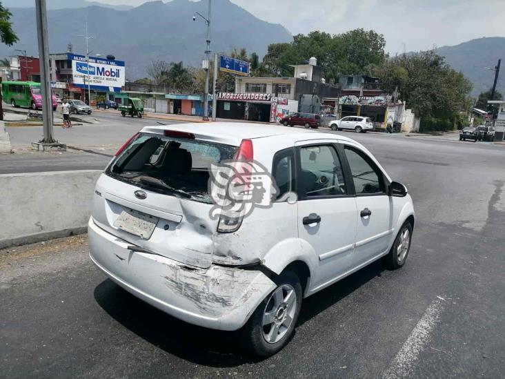 Tráiler se lleva ‘de corbata’ a dos autos en puente de Río Blanco