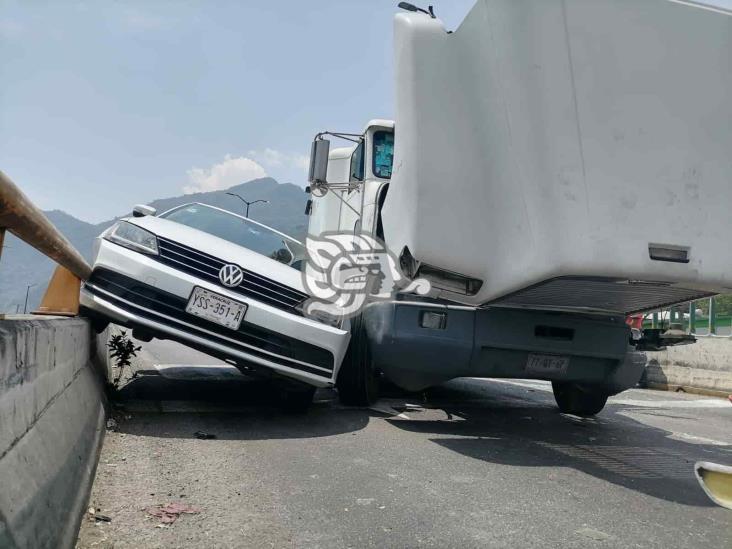 Tráiler se lleva ‘de corbata’ a dos autos en puente de Río Blanco