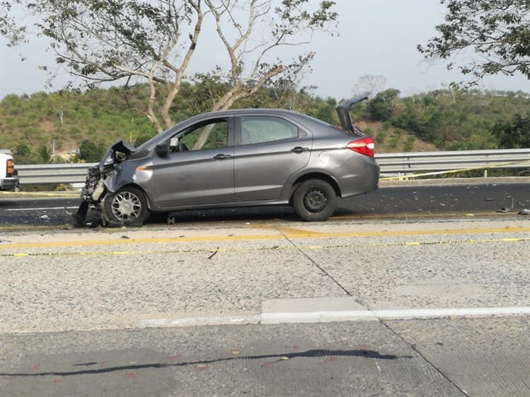 ¡Por mal maniobra! Taxista muere en accidente sobre la autopista México-Tuxpan