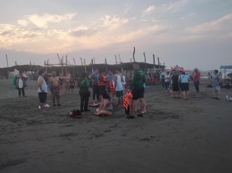 Rescatan a turistas en playas de Veracruz, estuvieron a punto de ahogarse