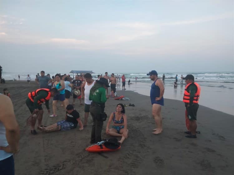 Rescatan a turistas en playas de Veracruz, estuvieron a punto de ahogarse