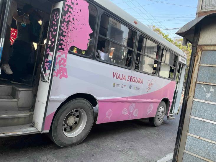 Mujeres denuncian que autobuses rosas “Viaja Segura” en Veracruz suben a hombres