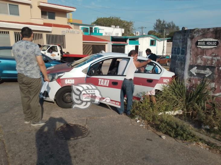 Taxi chocó contra vehículo en la Benito Juárez Norte; dos heridos