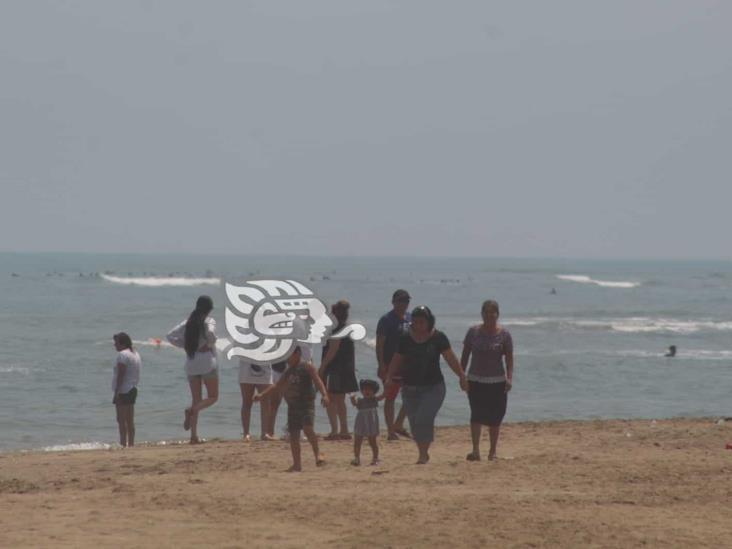 ‘Combaten’ temperaturas de 37 grados en playas de Agua Dulce