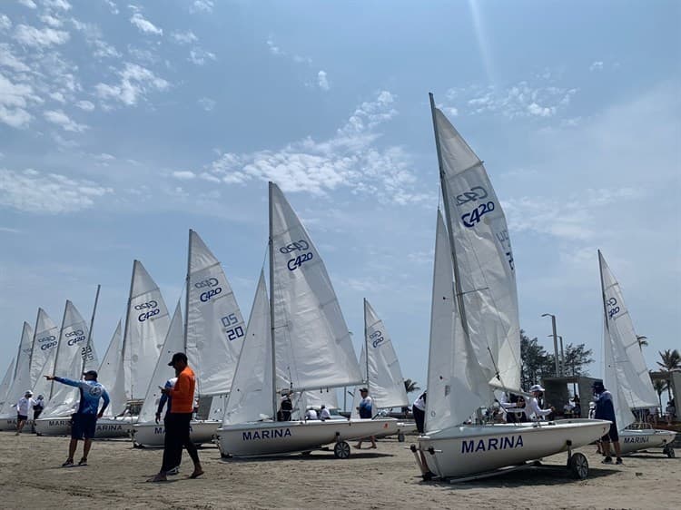 Escuela Naval expone veleros en playas de Veracruz