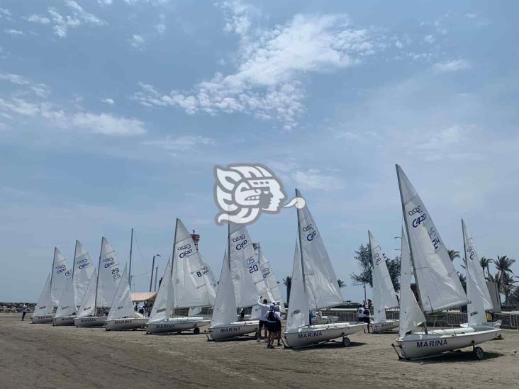 Escuela Naval expone veleros en playas de Veracruz