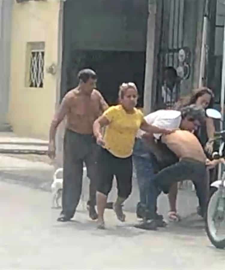 Vecinos agarran a golpes a cobrador de financiera en municipio de Veracruz