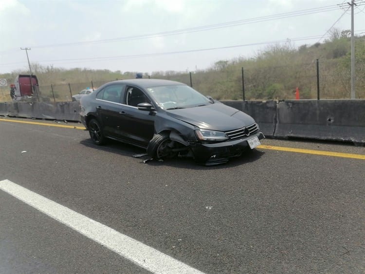 Auto se impactó contra carrocería de camioneta y provoca accidente en Veracruz