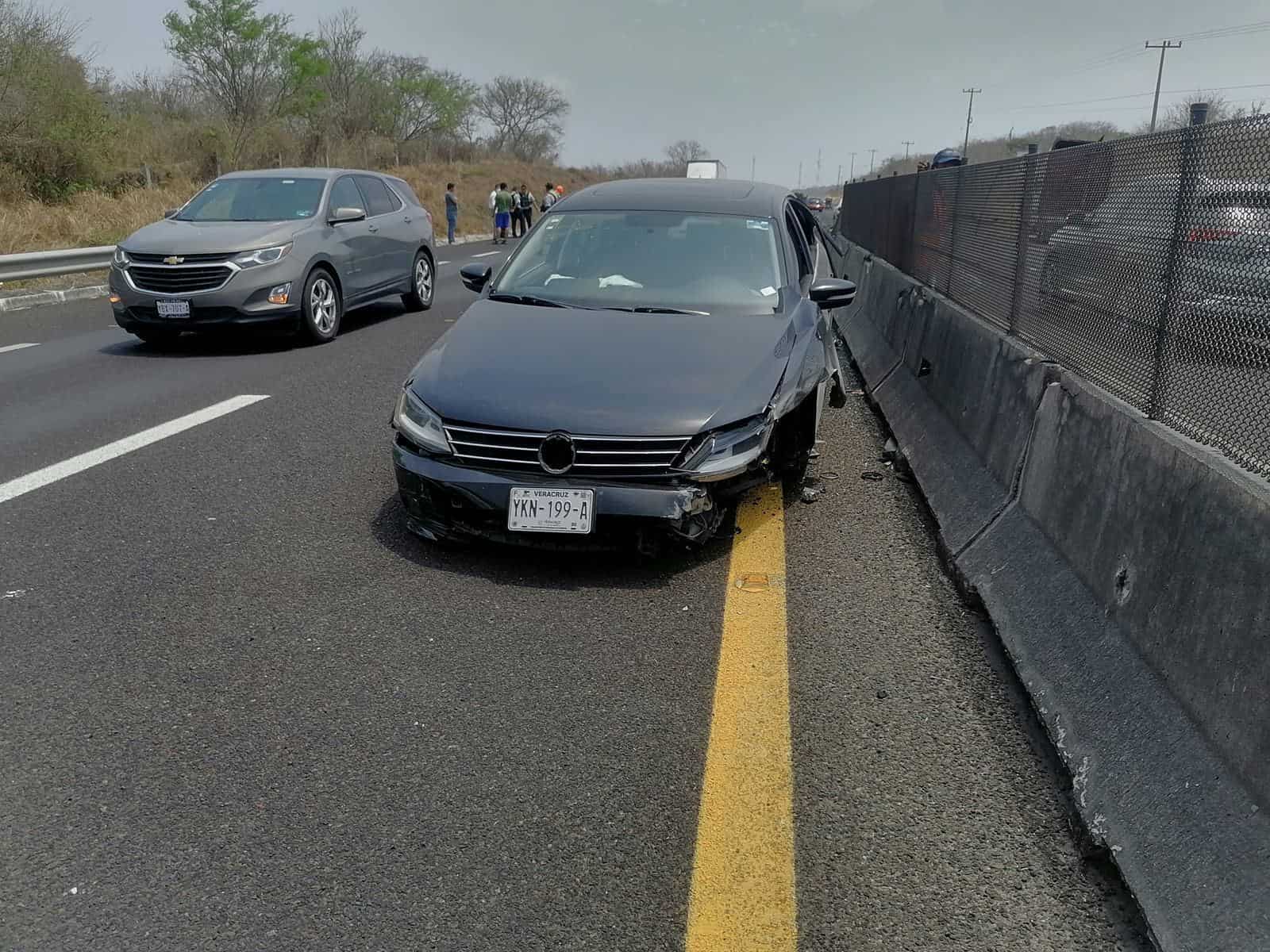 Auto se impactó contra carrocería de camioneta y provoca accidente en Veracruz
