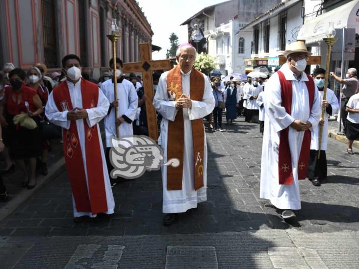 Semana Santa: Encabeza arzobispo viacrucis por calles de Xalapa