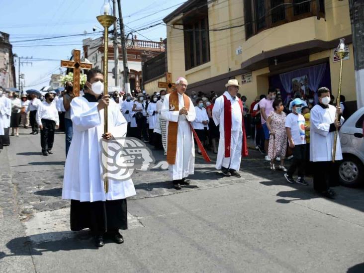 Semana Santa: Encabeza arzobispo viacrucis por calles de Xalapa