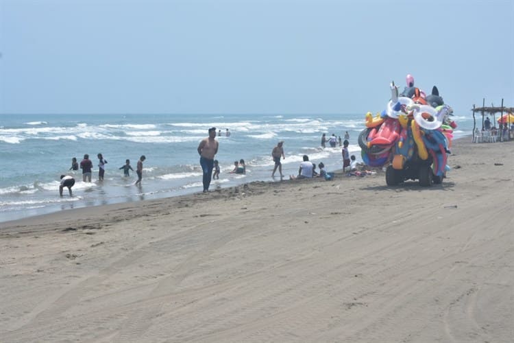 Se desborda el turismo en playas de Cardel